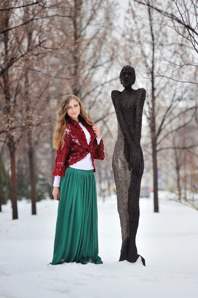 Menina bonita no parque de inverno — Fotografia de Stock