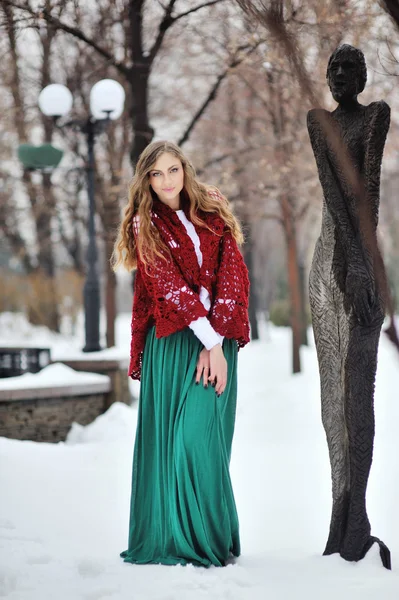 Jolie fille dans le parc d'hiver — Photo