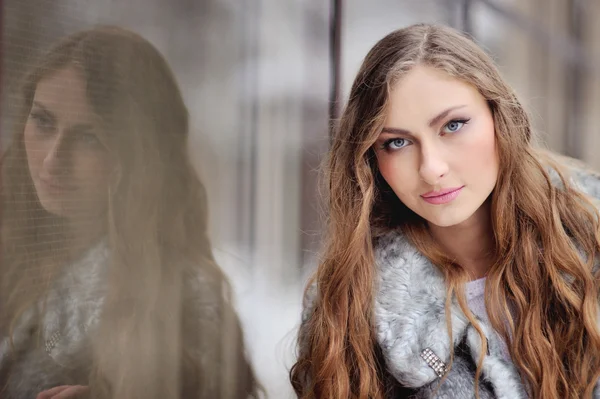 Woman in fur coat in the winter park — Stock Photo, Image