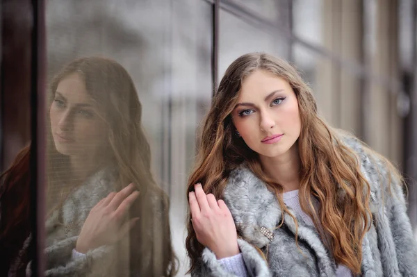 Femme en manteau de fourrure au parc d'hiver — Photo