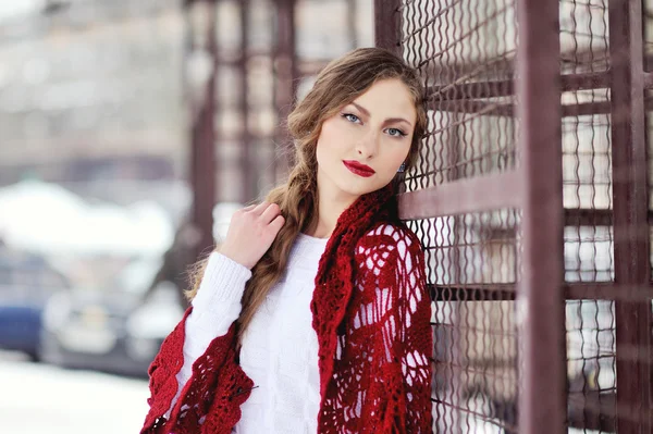 Retrato de mulher loira de inverno. Menina modelo de moda bonita em cachecol brilhante — Fotografia de Stock