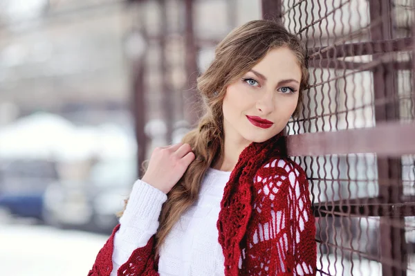 Retrato de mujer rubia de invierno. Hermosa chica modelo de moda en bufanda brillante —  Fotos de Stock