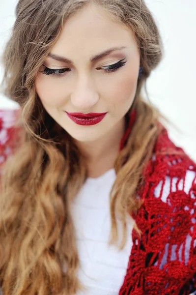 Retrato de mujer rubia de invierno. Hermosa chica modelo de moda en bufanda brillante —  Fotos de Stock