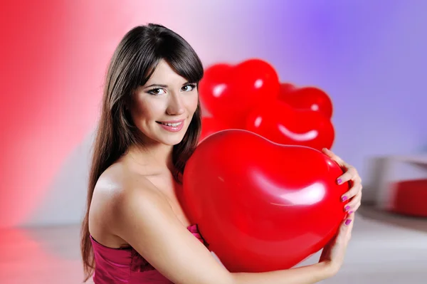 情人节女人拿着红色的心气球 — 图库照片