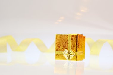 Altın şerit yay ile hediye kutusu