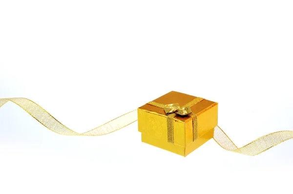 Confezione regalo con fiocco a nastro in oro, isolato su sfondo bianco con — Foto Stock