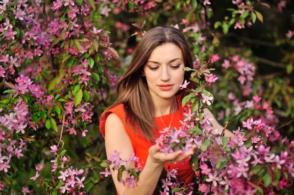 Krásný jarní dívka s květinami — Stock fotografie