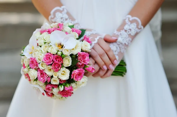 Bruiloft boeket in handen van de bruid — Stockfoto