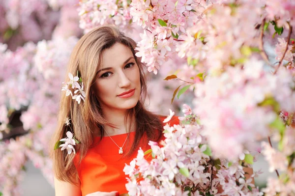Prachtige lente meisje met bloemen — Stockfoto