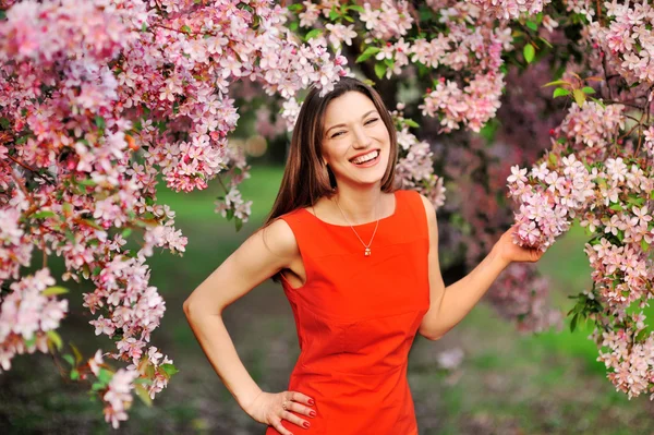 Usmívající se dívka na jaře barev — Stock fotografie