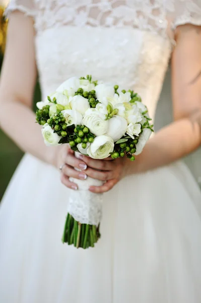 Bruiloft boeket in handen van de bruid — Stockfoto