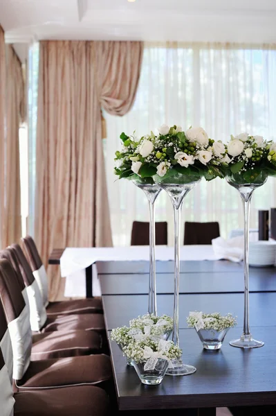 Bouquet of white flowers on the table — Stock Photo, Image