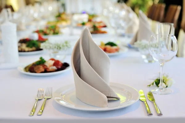 Close-up photo of folded napkin on a table at restaurant — Stock Photo, Image