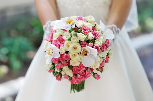 Bouquet de mariage entre les mains de la mariée — Photo