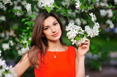 güzel bahar çiçekleri ile kız