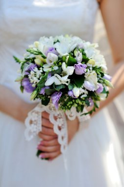 Gelinin elinde düğün buketi