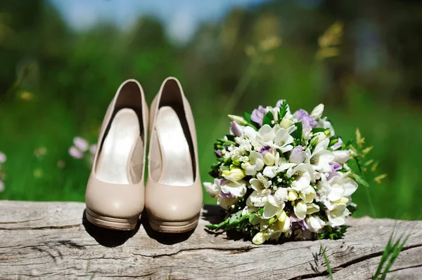 Scarpe e un mazzo da sposa — Foto Stock