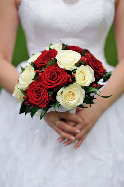 Bröllop bukett av röda och vita blommor — Stockfoto