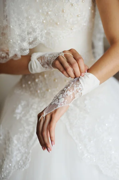 Hermosas manos de novia con manicura en guantes blancos — Foto de Stock