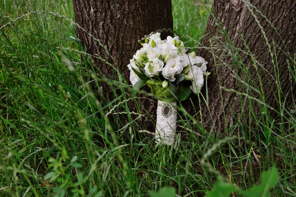 Svatební kytice v trávě — Stock fotografie