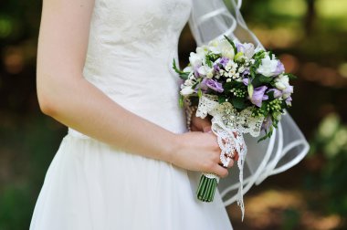 Gelinin elinde düğün buketi