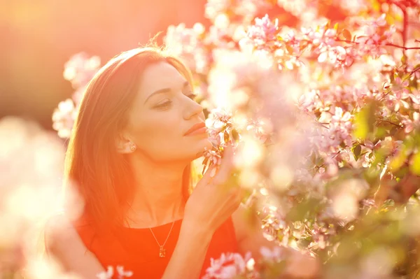 Vackra våren flicka med blommor — Stockfoto