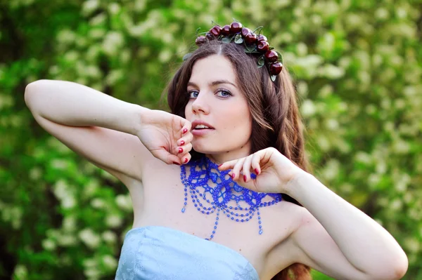 Bella ragazza in giardino con alberi di ciliegio — Foto Stock