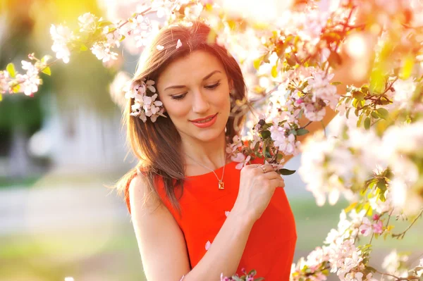 Vackra våren flicka med blommor — Stockfoto