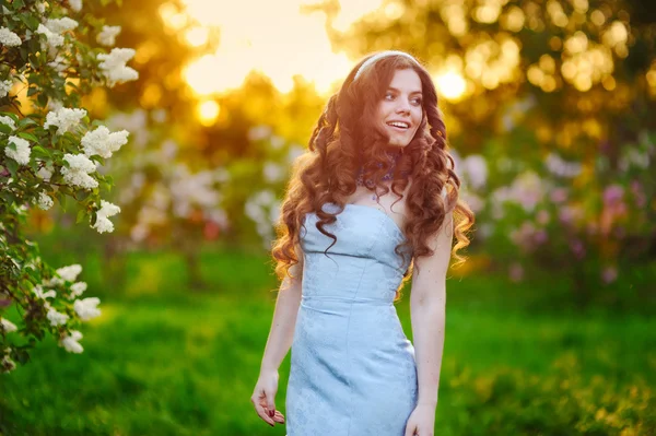 Tiful young girl, shot against setting sun — Stock Photo, Image