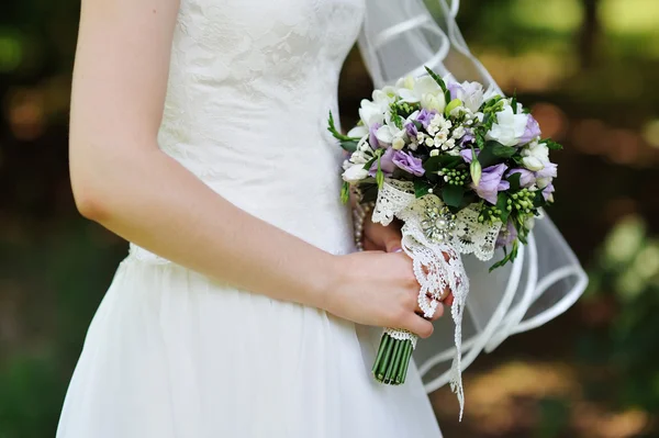 Bouquet de mariage entre les mains de la mariée — Photo