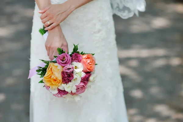 Hermoso ramo de novia con rosas — Foto de Stock