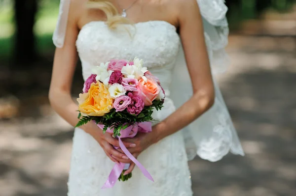 美丽的玫瑰新娘花束 — 图库照片