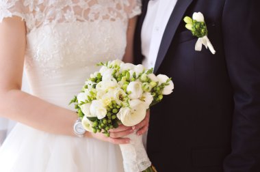 Güzel düğün buketi Gelinin ellerinde