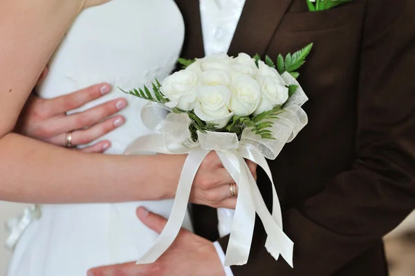 Beau bouquet de mariage entre les mains de la mariée — Photo