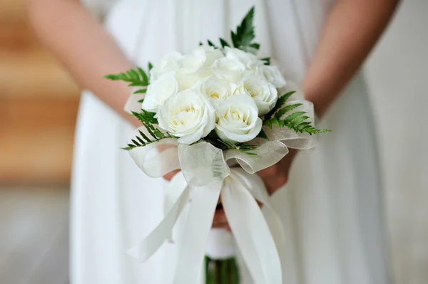 Menyasszony kezében esküvői csokor virág a Fehér Rózsa — Stock Fotó