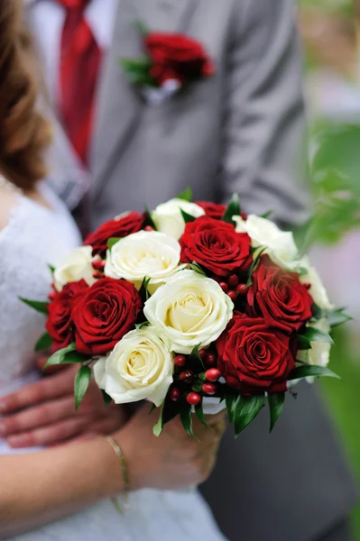 Güzel düğün buketi Gelinin ellerinde — Stok fotoğraf
