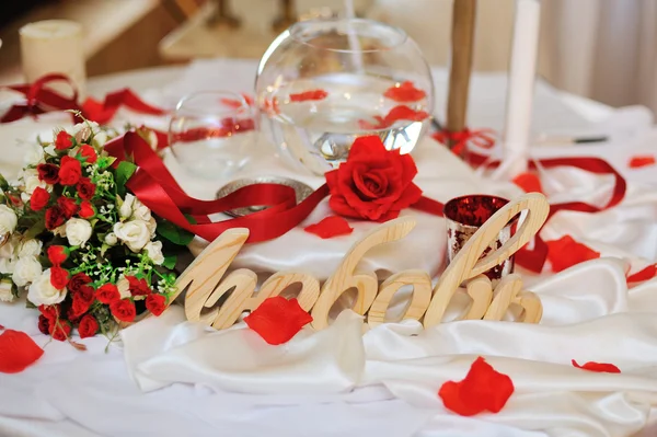 Ozdoba ustaleń ślubu table.floral i decorations.arrange skiego hortensje i róże w wazonach — Zdjęcie stockowe