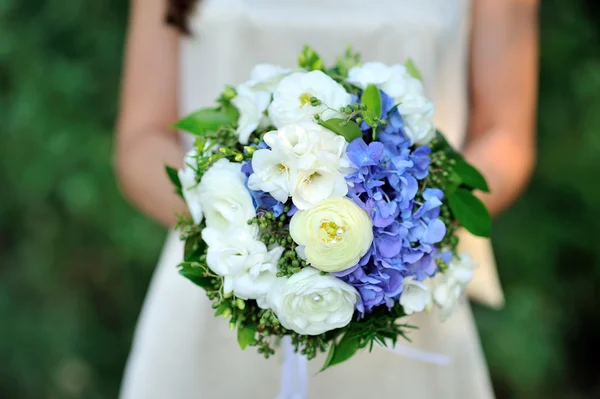 Bello mazzo nuziale in mani della sposa — Foto Stock