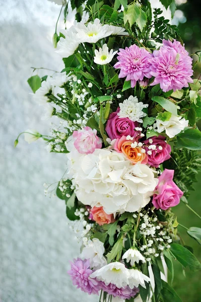 白い背景の上の花を持つ美しい結婚式のセットアップ — Stock fotografie