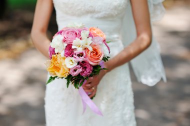 Gelinin elinde düğün buketi