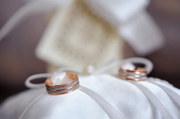 Accessoires de mariage dans des tons corail — Photo