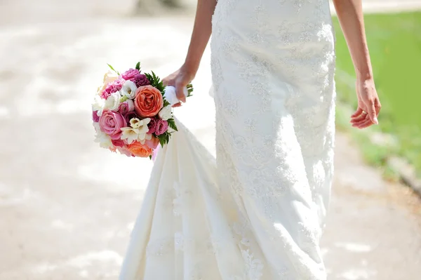 Wedding bouquet in hands of the bride — Stock Photo, Image