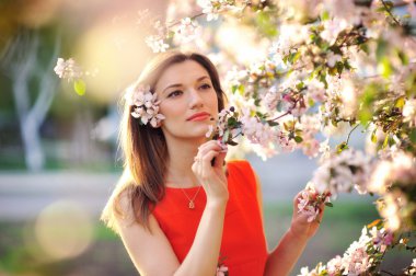 güzel bahar çiçekleri ile kız