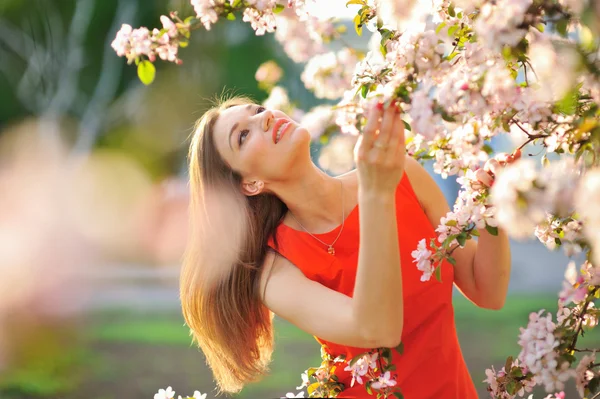 Schöne Frühlingsmädchen mit Blumen — Stockfoto