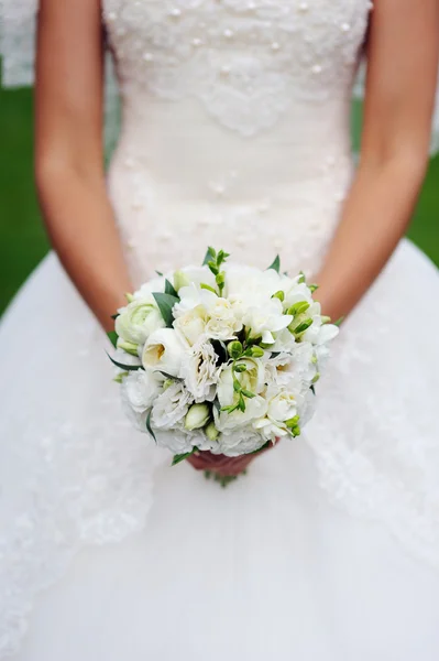 Primo piano delle mani della sposa che tengono bel bouquet da sposa — Foto Stock