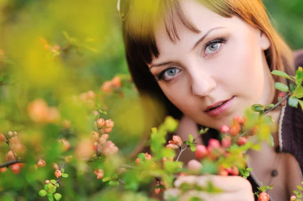 Menina bonita na natureza perto de árvores floridas — Fotografia de Stock