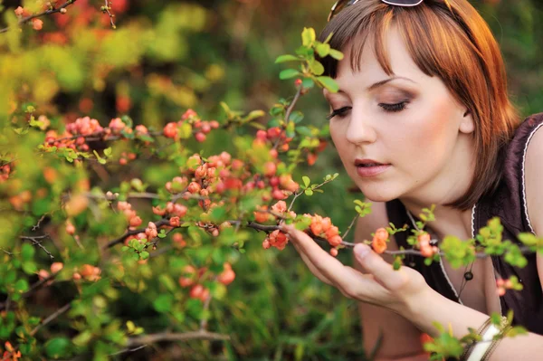 Menina bonita na natureza perto de árvores floridas — Fotografia de Stock