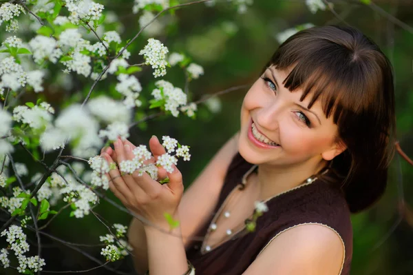 Krásná dívka na přírodu poblíž kvetoucí stromy — Stock fotografie