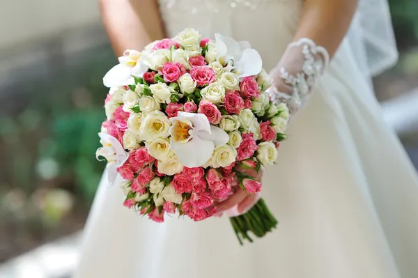Hochzeitsstrauß mit Blumen, gehalten von einer Braut — Stockfoto