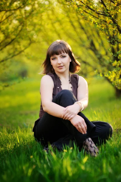 Portrait of beautiful girl in park — Stock Photo, Image